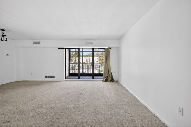 Building Photo - 1 Bedroom Condo Walking distance to UofD