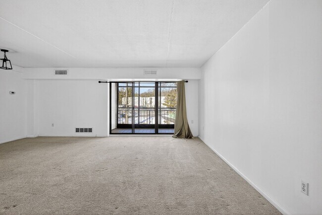 Building Photo - 1 Bedroom Condo Walking distance to UofD  Showing Saturday 3/14 11:30am-11:45