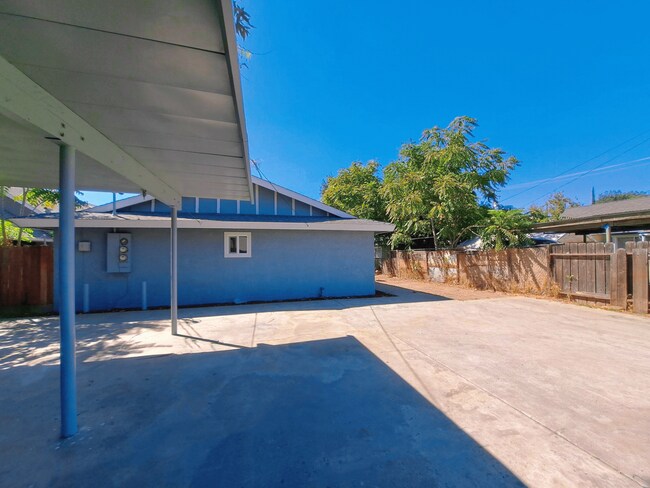 Building Photo - 2221 S Poppy Ave