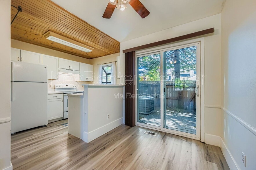 Building Photo - 10587 W Maplewood Dr