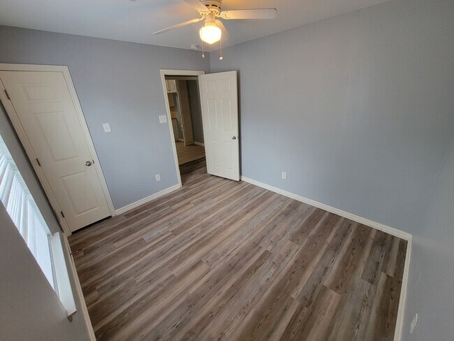 Building Photo - 350 Peyton St