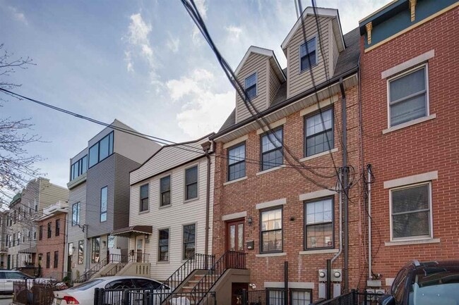 Building Photo - 313 4th St