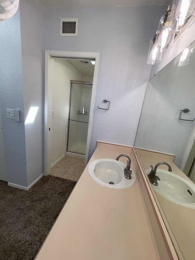 Building Photo - Beautiful eastside location