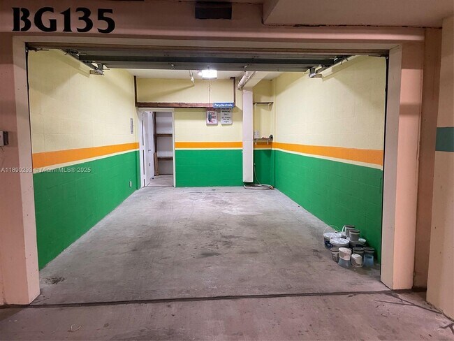 Building Photo - 520 Brickell Key Dr