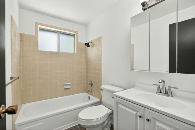 Building Photo - Modern 2-Bedroom Duplex with New Kitchen &...