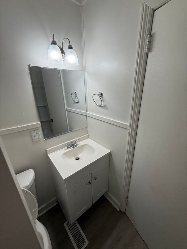 Building Photo - 605 Betty St