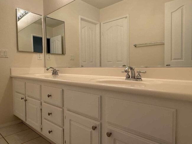 Building Photo - 27647 Rosemont Ct