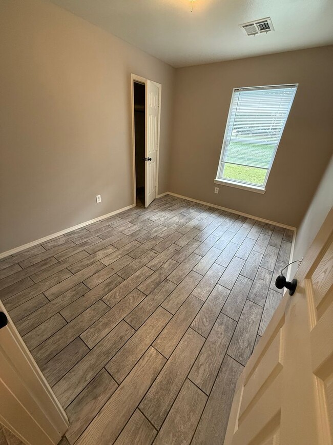 Building Photo - 3 Bed 1 Bath House.  Yard Care Included.