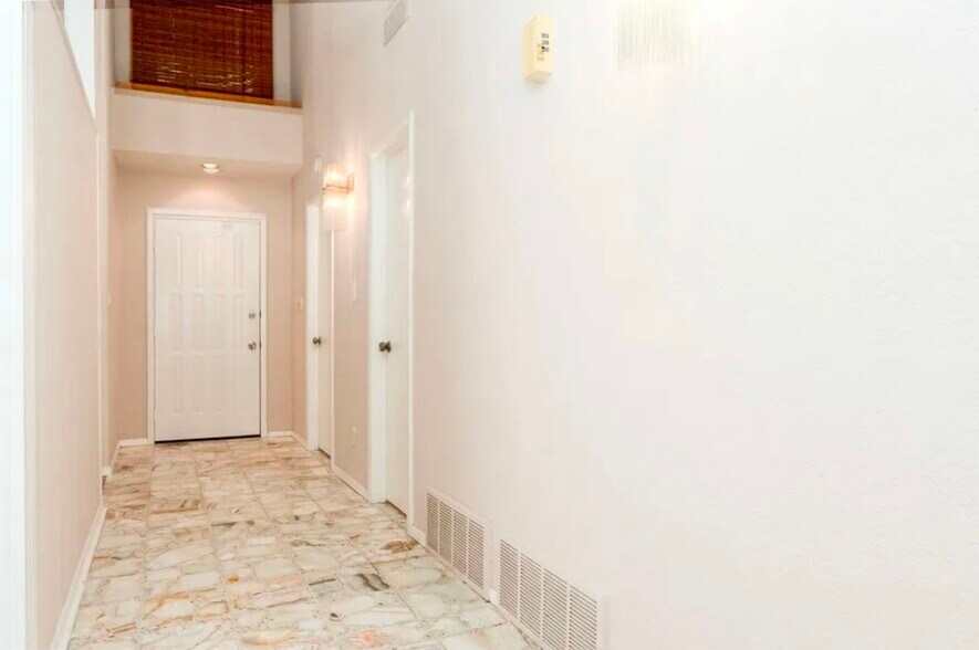 Building Photo - 616 Placid Cir