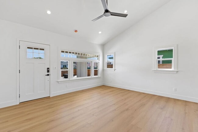 Building Photo - incredible home 3 bedroom, loft