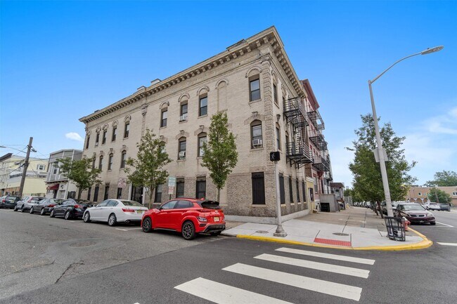 Building Photo - 817 10th St