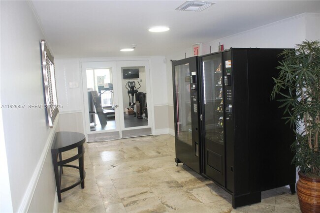 Building Photo - 520 SE 5 Ave