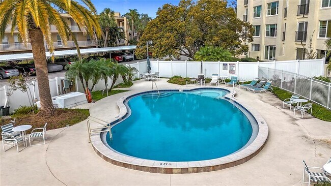 Building Photo - 225 Country Club Dr