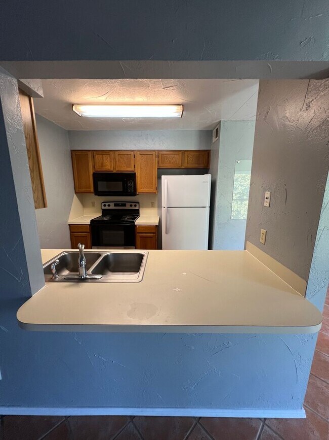 Building Photo - 2 bed/2 bath condo near the OU Campus