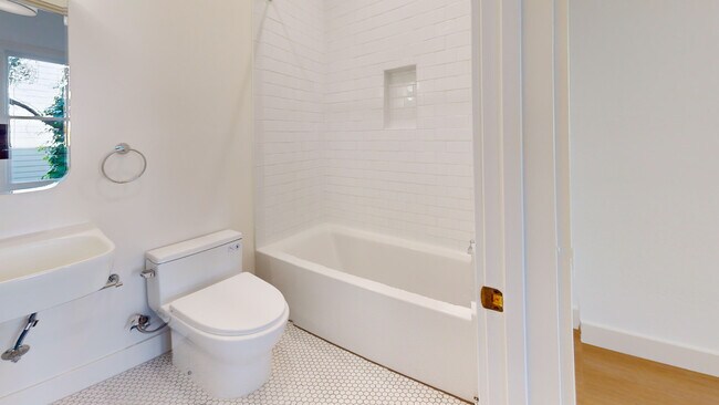 Building Photo - 550 Baker St