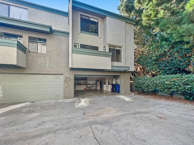Building Photo - 3312 Caminito Eastbluff