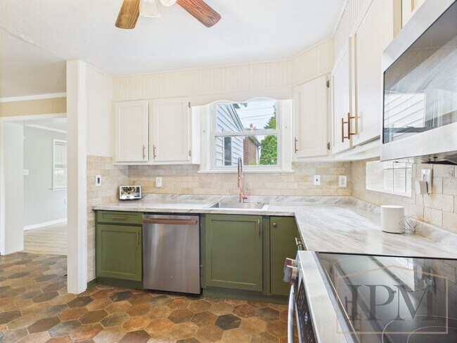 Building Photo - Available Now - Spacious 3-bedroom Home Lo...