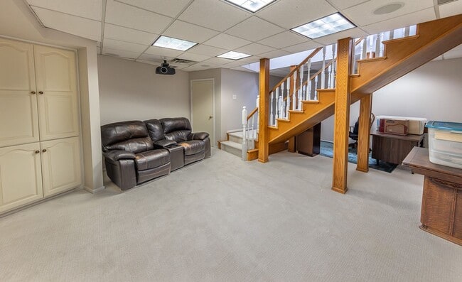 Building Photo - Stunning 4 Bed 3 Bath with a Pool!