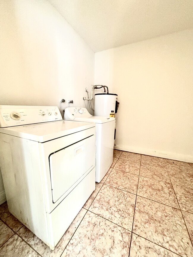 Building Photo - 5813 Iris Ave