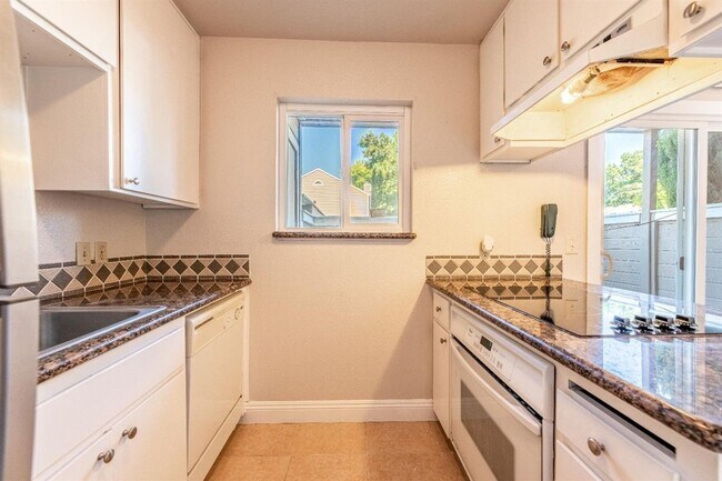 Building Photo - Move-In Ready 1-Bedroom Condo in Cobblestone Glen – $1,495 SEE VIDEO