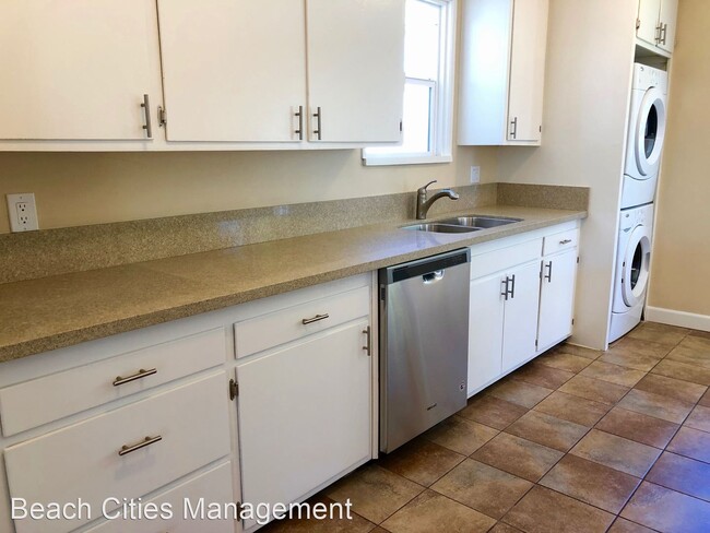 Building Photo - 3 br, 1 bath House - 213 E 45th Street