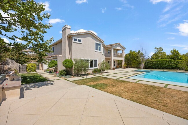 Building Photo - Exquisite Luxury Living in the Moorpark Co...