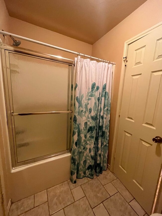 Building Photo - Gated Entry 5 bedroom, 3.5 Bath Home on 16...