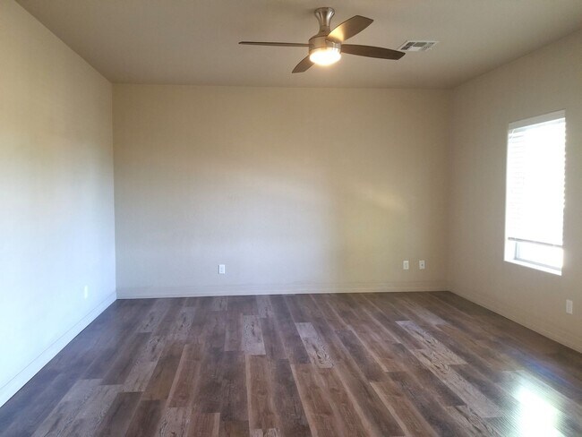 Building Photo - Beautiful, Pet Friendly, Multi-level, 2110 sqft, Luxury Townhouse w/A/C! 3 Bed, 2.5 Bath, + Loft ...