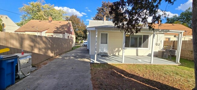 Building Photo - 4924 Hipp St