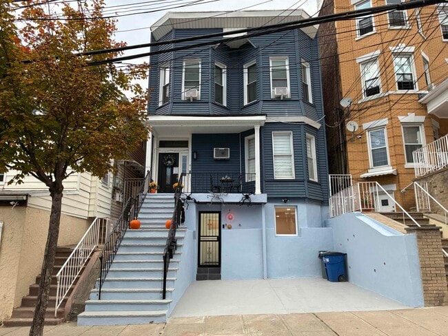 Building Photo - 716 11TH St