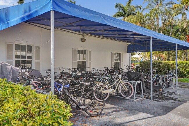 Building Photo - 6289 Bay Club Dr