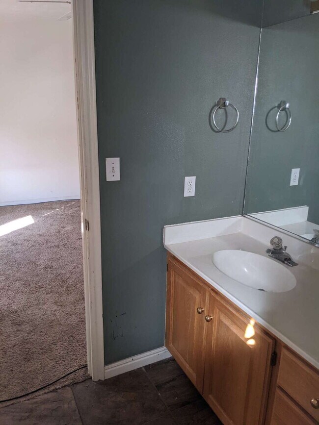 Building Photo - 3-Bed Townhouse in Saint George with Spacious 1400 Sq Ft Layout "
