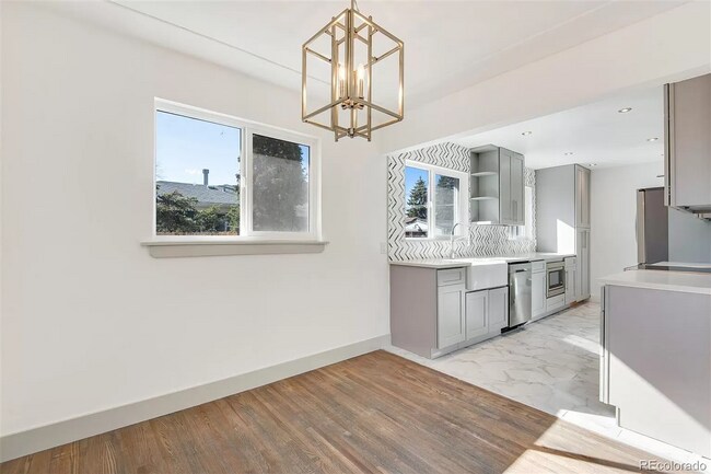 Building Photo - Gorgeous 5 Bedroom 2 1/2 Bathroom Littleto...