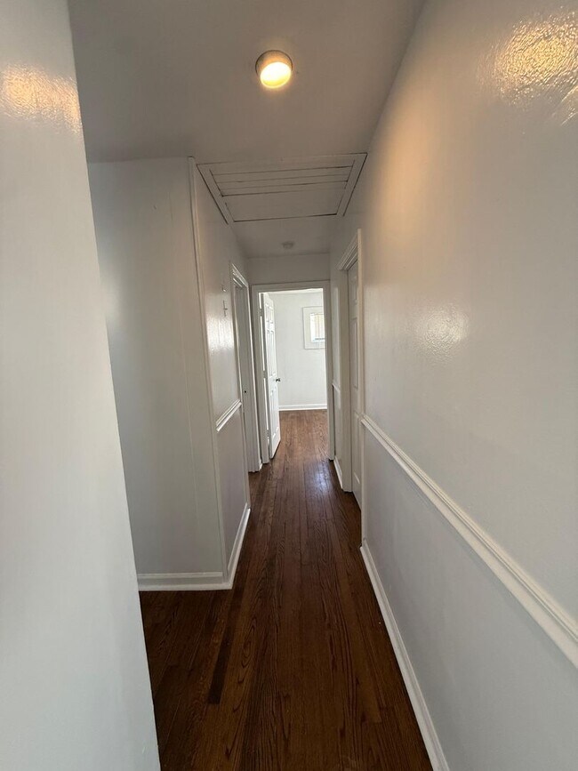 Building Photo - 4 bed 1 bath