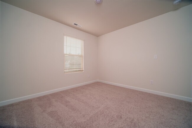 Building Photo - "Charming 3-Bedroom Retreat with 2.5 Baths in the Heart of Belmont!"