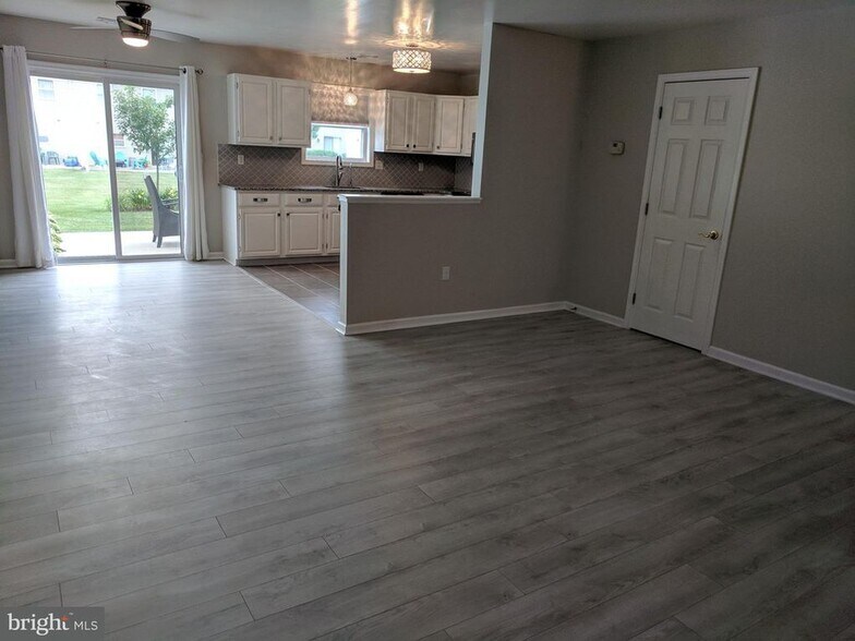 eat in kitchen area - 7230 Clearfield St