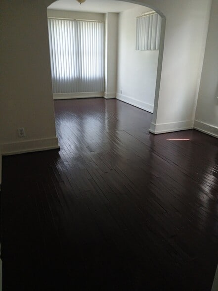 Building Photo - 433 W Savannah St
