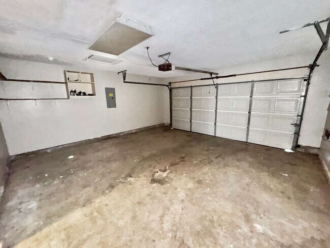 Building Photo - 140 Pinewood Dr