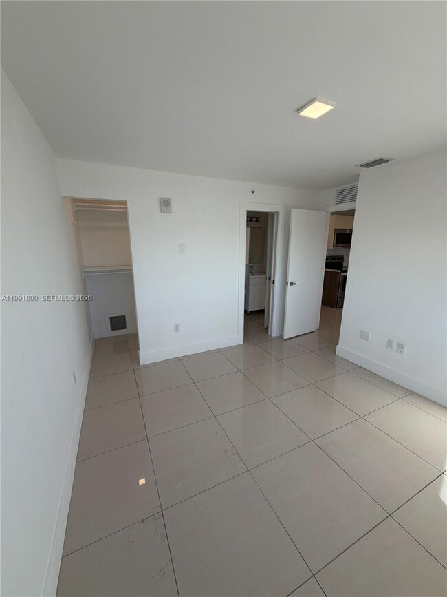 Building Photo - 829 SW 18th Ave