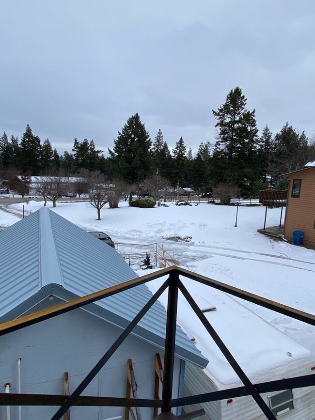 Building Photo - Custom Built Upstairs Private Apartment in...