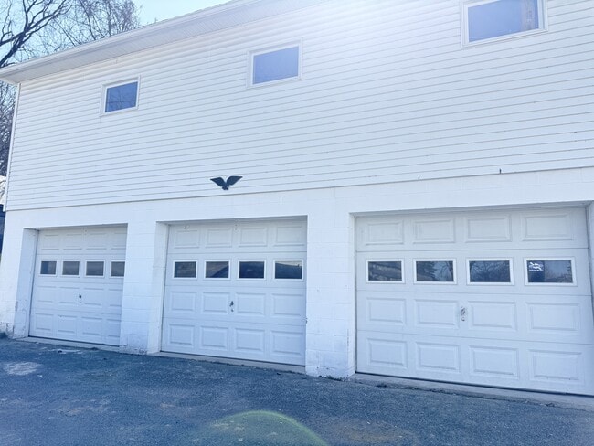 Building Photo - 272 River Rd