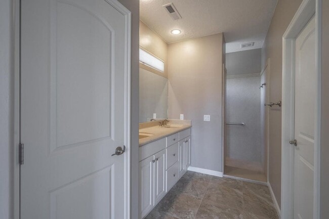 Building Photo - Bright & Beautiful 2 Bedroom Home in Sun R...