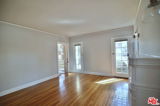 Building Photo - 2021 N Vermont Ave