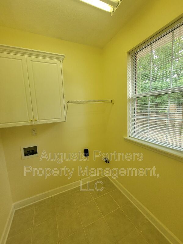 Building Photo - 1063 Waltons Pass