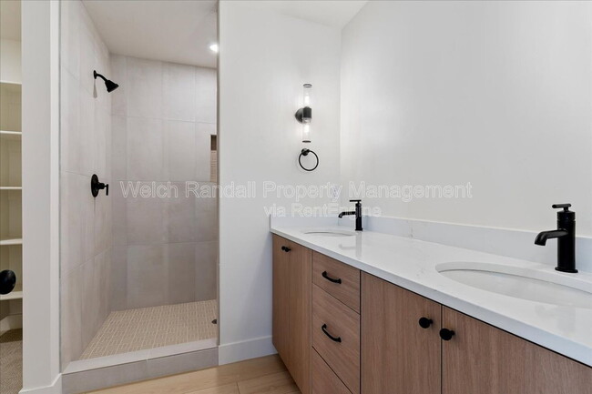 Building Photo - 837 E 3rd N