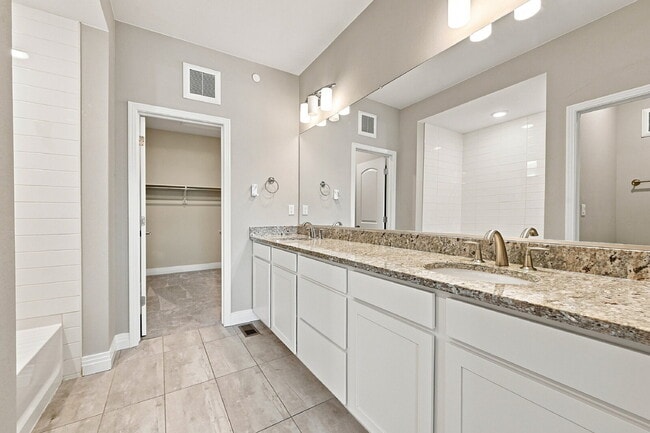 Building Photo - $2,495.95- 3 Bed, 3 Bath Condo in Aurora with In Unit Laundry!