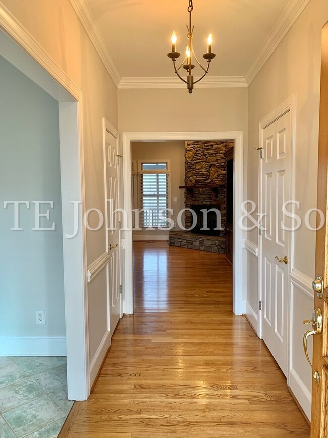 Building Photo - Gorgeous Three Bedroom in Tobaccoville- Mu...