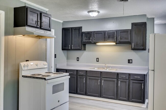 Building Photo - 2408 Southdale Dr