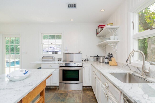 Building Photo - 2 Tims Trail