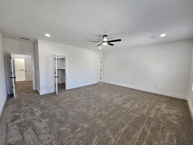 Building Photo - Ready for immediate move in!